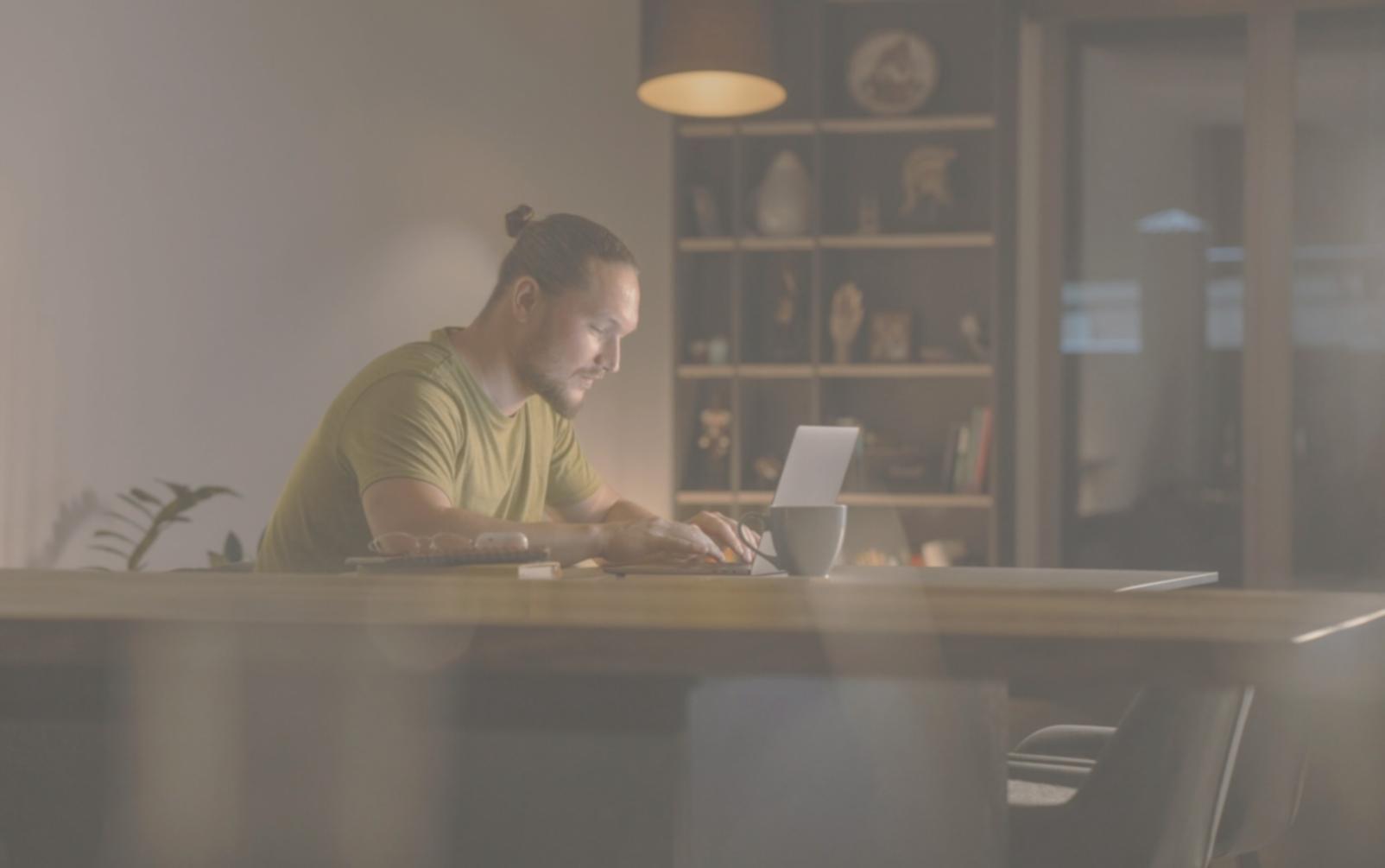 Junge Familie beim gemeinsamen Budgetplanen am Küchentisch